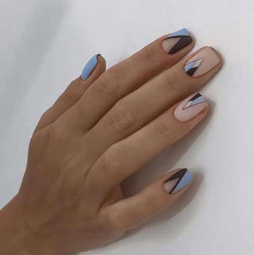 Manucure bleue pour ongles courts