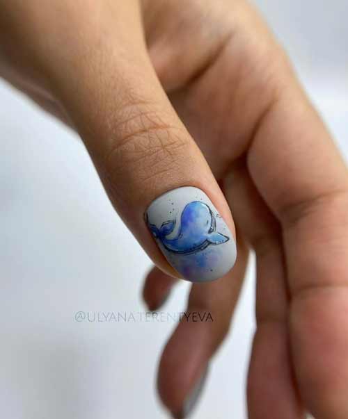 Motif bleu sur les ongles