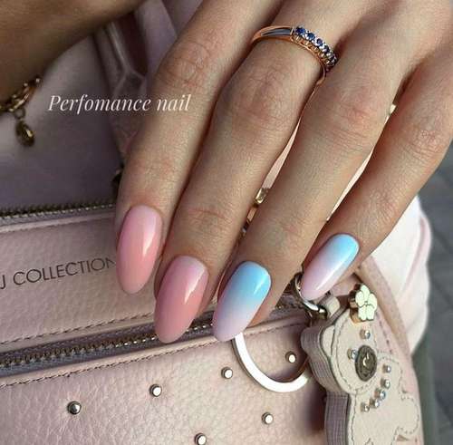 Dégradé rose-bleu sur les ongles