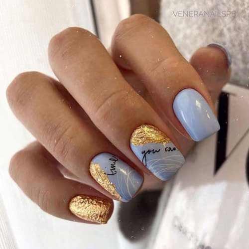 Couleur des ongles bleu et feuille d'or