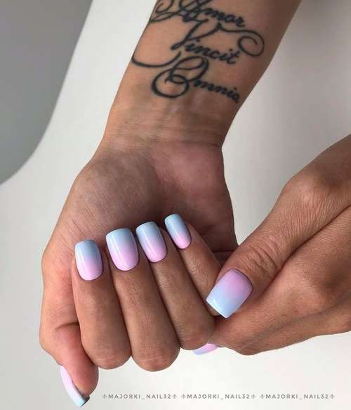 Blue Manicure 2021: Tendances des dessins d'ongles dans les tons bleus