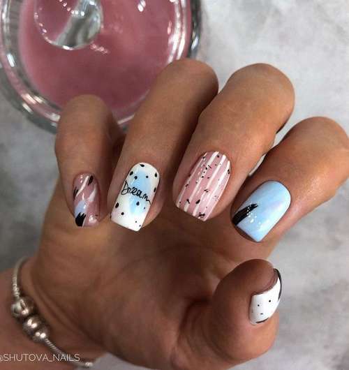 Blue Manicure 2021: Tendances des dessins d'ongles dans les tons bleus