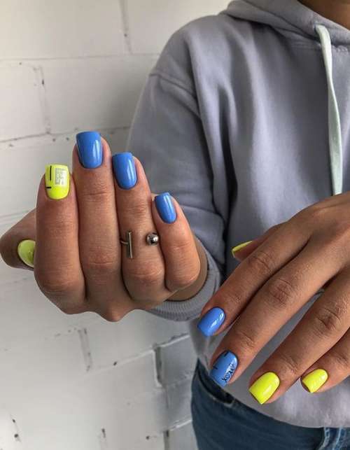 Blue Manicure 2021: Tendances des dessins d'ongles dans les tons bleus