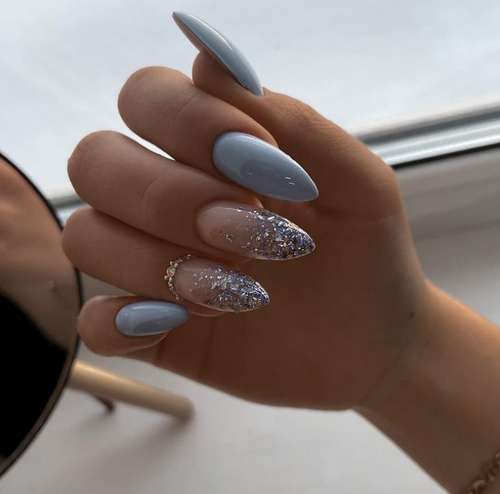 Blue Manicure 2021: Tendances des dessins d'ongles dans les tons bleus