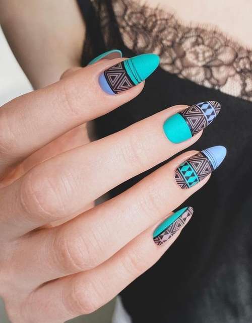 Blue Manicure 2021: Tendances des dessins d'ongles dans les tons bleus