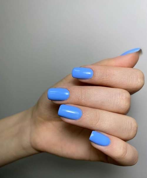 Blue Manicure 2021: Tendances des dessins d'ongles dans les tons bleus