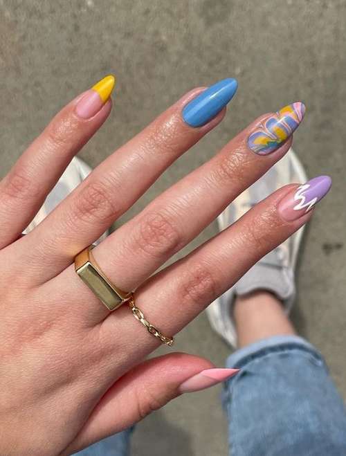 Blue Manicure 2021: Tendances des dessins d'ongles dans les tons bleus