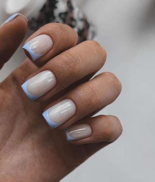 Blue Manicure 2021: Tendances des dessins d'ongles dans les tons bleus