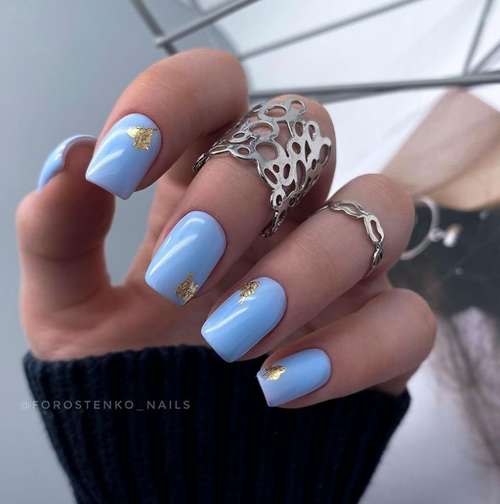 Blue Manicure 2021: Tendances des dessins d'ongles dans les tons bleus