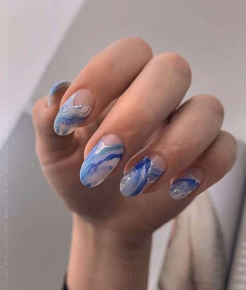 Blue Manicure 2021: Tendances des dessins d'ongles dans les tons bleus