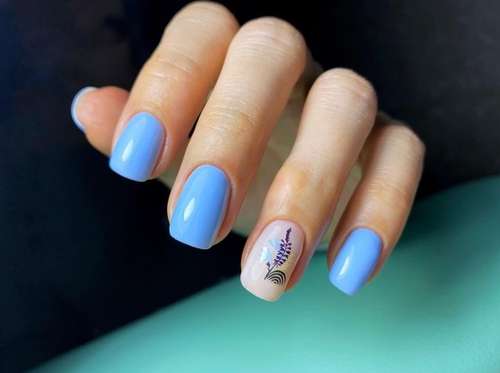 Blue Manicure 2021: Tendances des dessins d'ongles dans les tons bleus