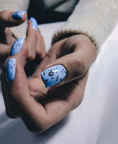 Blue Manicure 2021: Tendances des dessins d'ongles dans les tons bleus