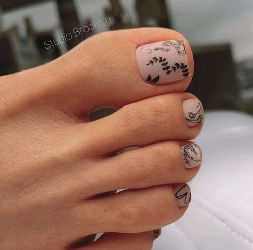 Matte nude pedicure with drawings