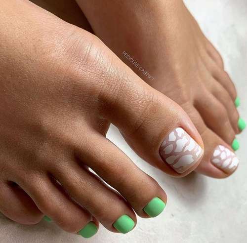 Green pedicure design