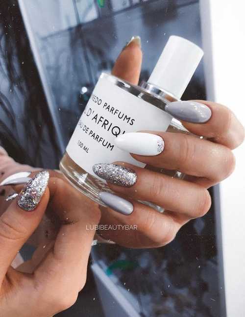 Manucure grise 2021-2022: design, ongles dans les tons gris, photo