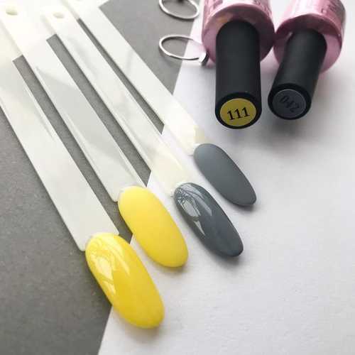 Gray + yellow color in manicure