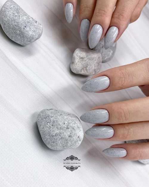 Manucure grise 2021-2022: design, ongles dans les tons gris, photo