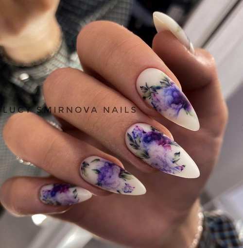 Ongles longs avec des motifs printaniers