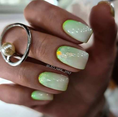 Short nails with spring designs