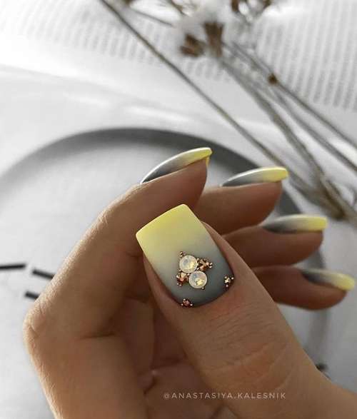 Dégradé gris-jaune sur les ongles