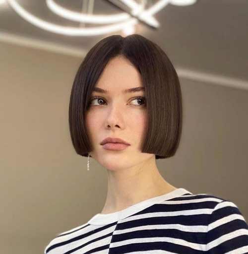 Fashionable women's haircuts for short hair without bangs