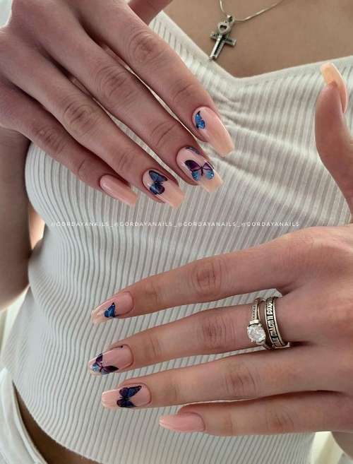 Papillons bleus sur les ongles