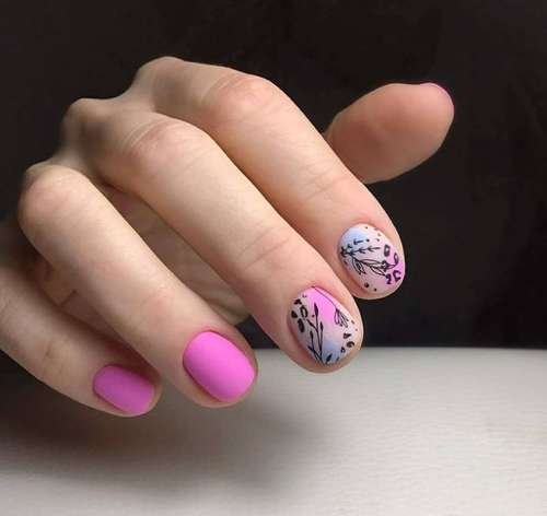 Manucure dans les tons roses pour ongles courts