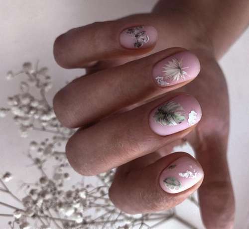 Delicate manicure with leaves