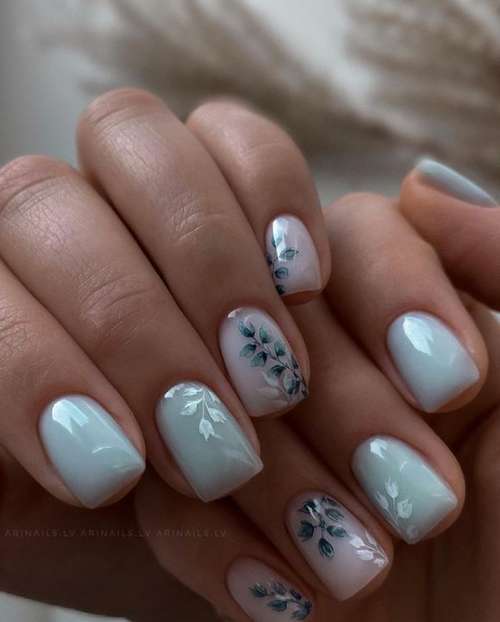 Delicate flowers on the nails