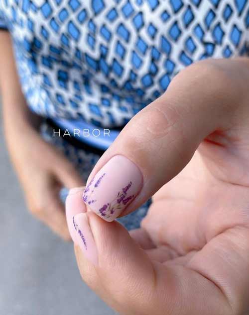 Lilas sur les ongles