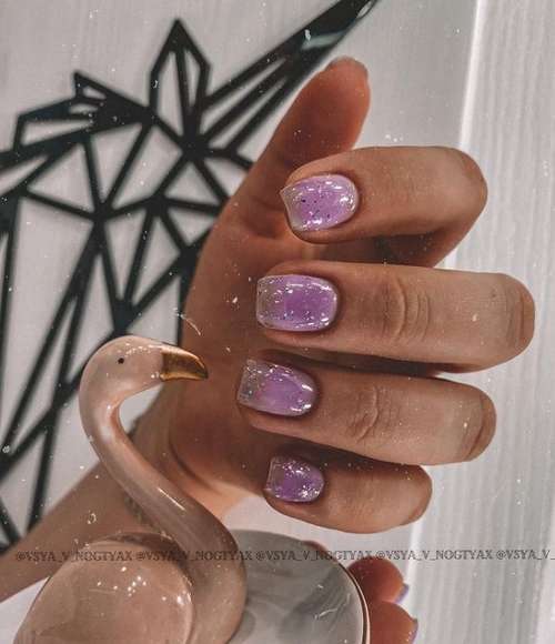 Base camouflage lilas sur les ongles