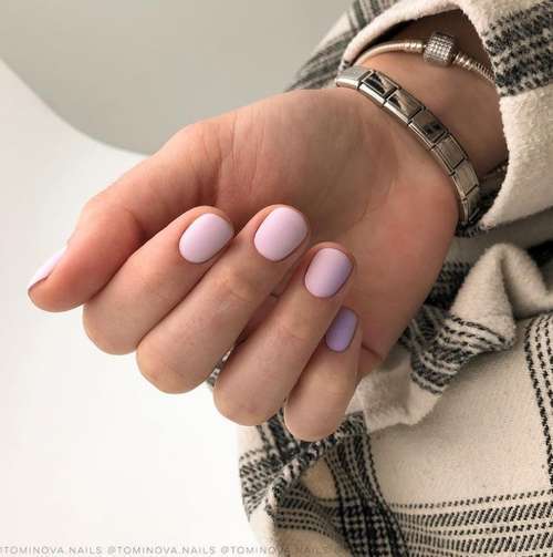 Deux couleurs lilas sur les ongles