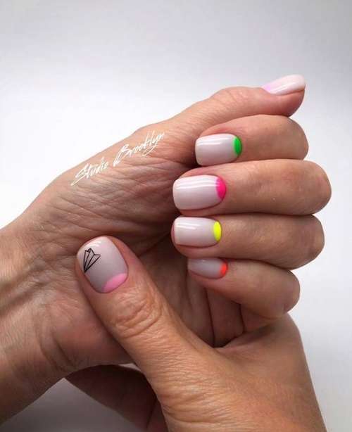 Ongles courts colorés manucure lunaire