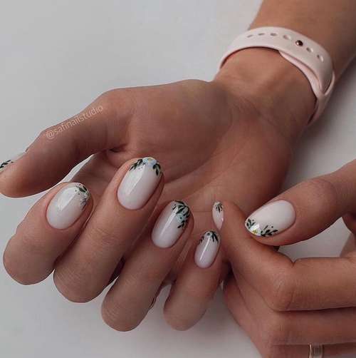 Colored jacket for short nails: photo design 2021, trends