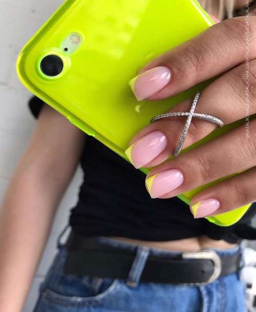 Colored jacket for short nails: photo design 2021, trends