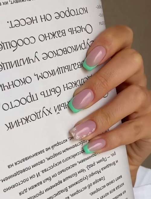 Colored jacket for short nails: photo design 2021, trends