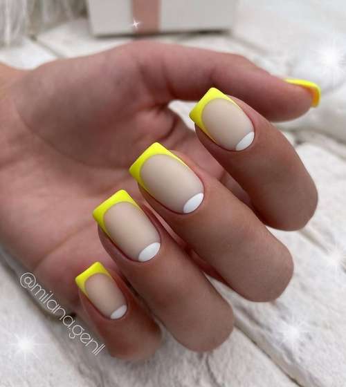 Colored jacket for short nails: photo design 2021, trends