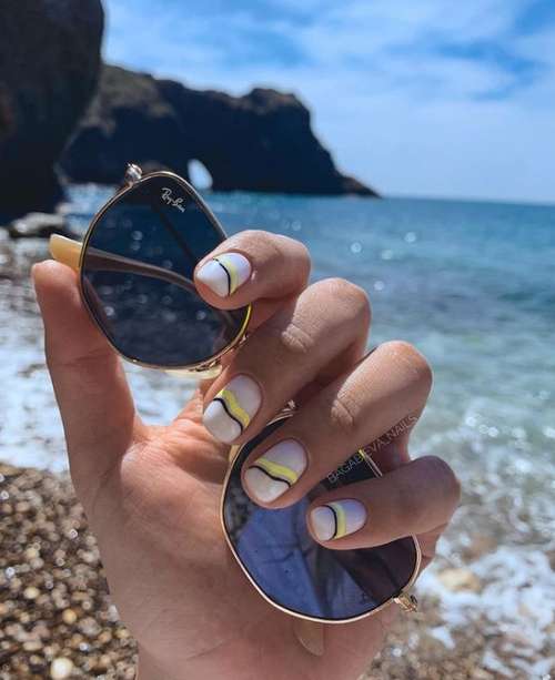 Manicure with a pattern for short nails: trends 2021, photos