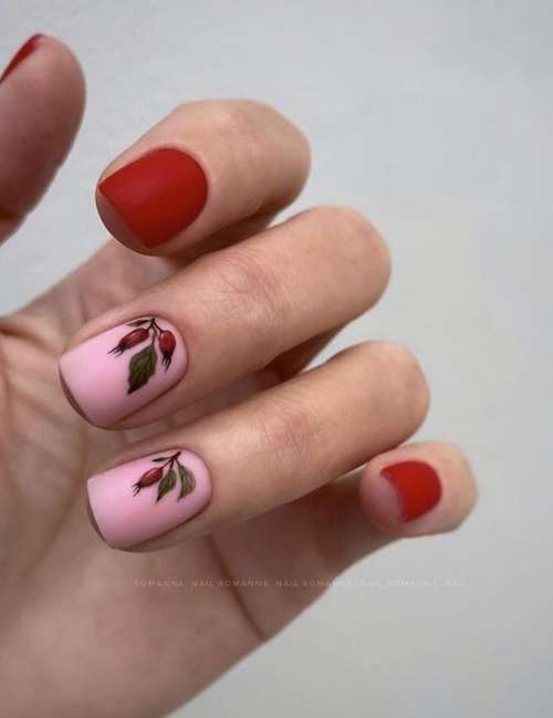 Manucure rouge avec un motif pour ongles courts