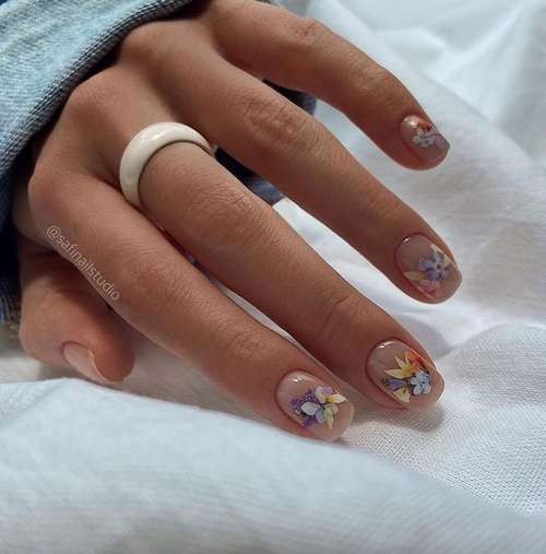 Manicure with a pattern for short nails: trends 2021, photos