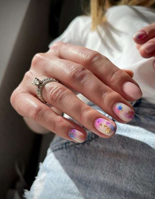 Manucure avec un motif pour les ongles courts: tendances 2021, photos