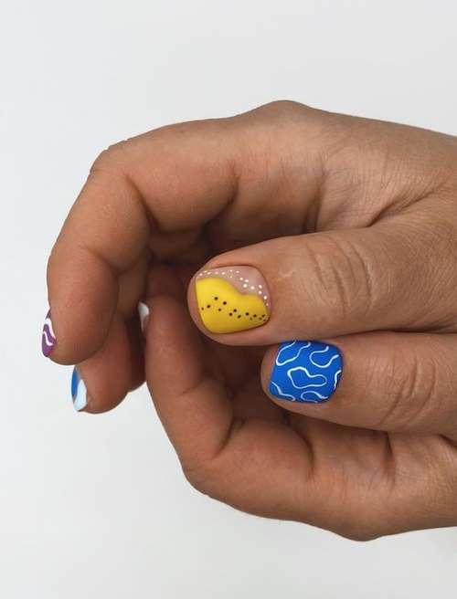 Manucure avec un motif pour les ongles courts: tendances 2021, photos