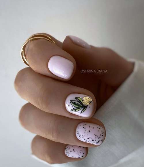 Manicure with leaf pattern