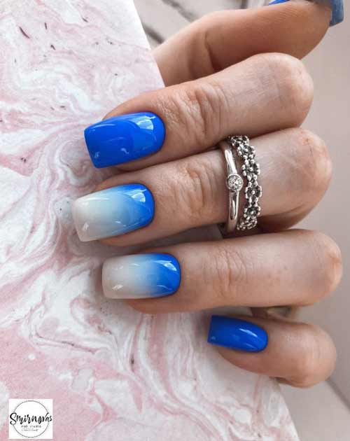 Laiteux avec dégradé bleu sur les ongles