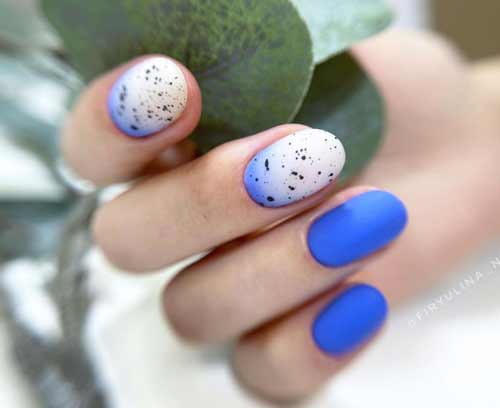 Bleu avec dégradé laiteux sur les ongles