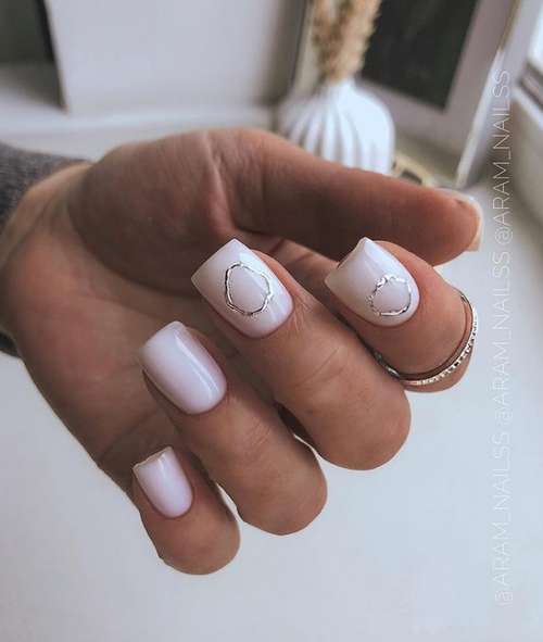 Carré d'ongles laiteux