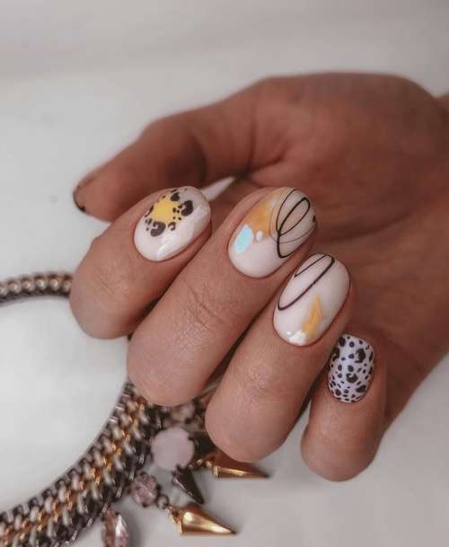 Ongles laiteux avec des dessins