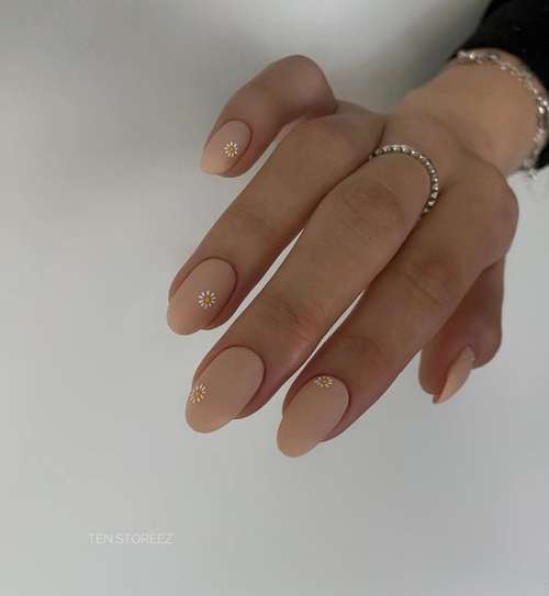 Beige manicure 2021-2022: new nail designs