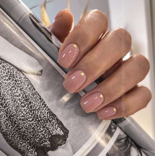 Manucure beige 2021-2022: nouveaux designs d'ongles