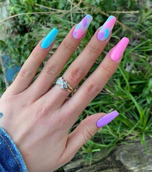 Manucure avec vernis à ongles turquoise